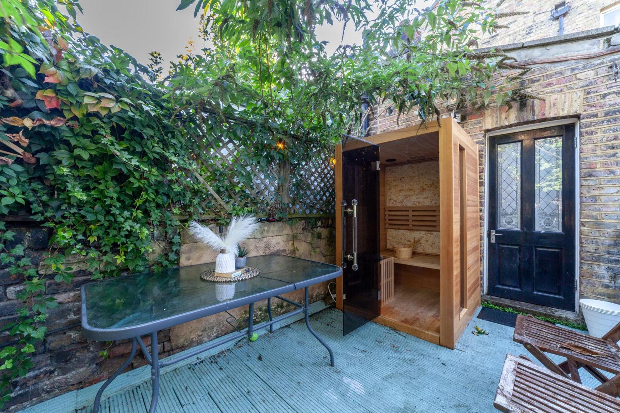 Double Room W/Projector & Garden Hot Tub Londen Buitenkant foto